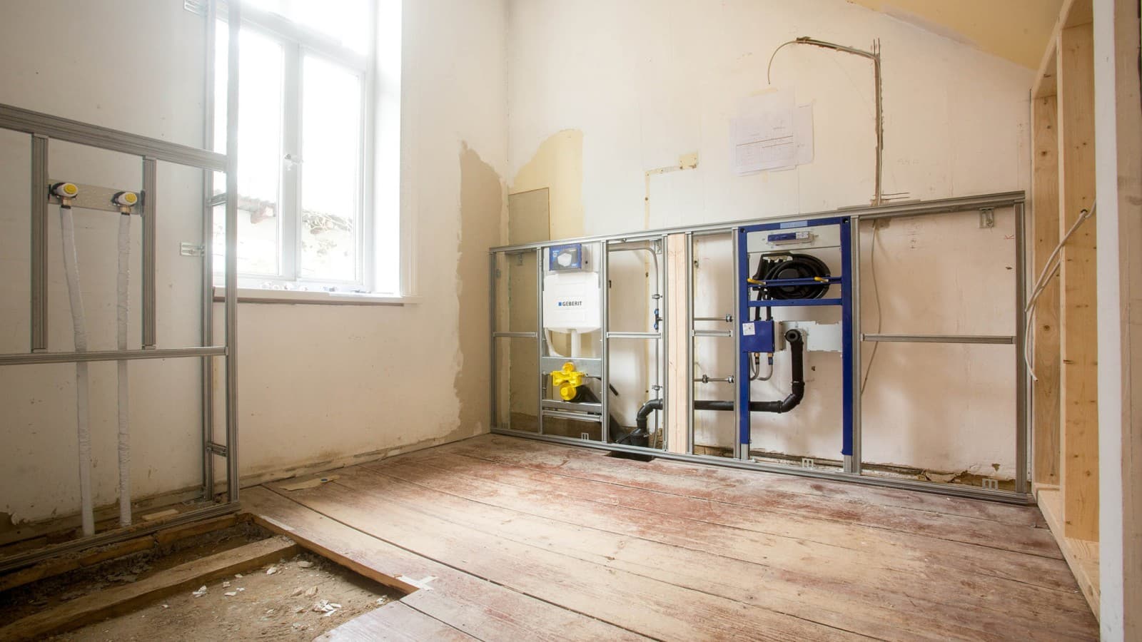 Budowniczowie zdecydowali się na produkty Geberit nie tylko przed ścianą, ale także za nią (© Geberit) Budowniczowie zdecydowali się na produkty Geberit nie tylko przed ścianą, ale także za nią (© Geberit)