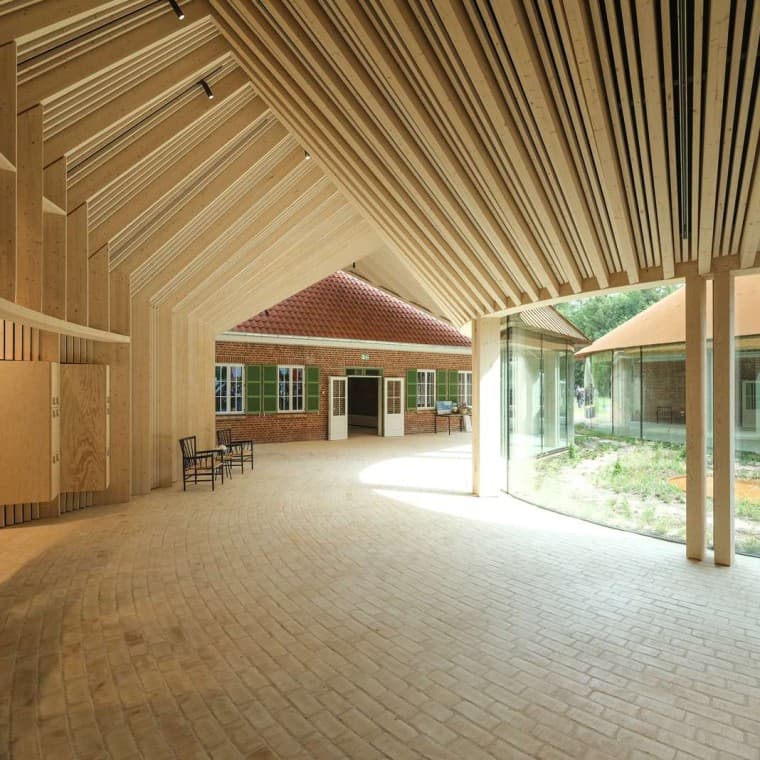 80 000 żółtych cegieł zdobi podłogę muzeum, podobnie jak tutaj, wewnątrz sklepionego skrzydła łączącego (© R_Hjortshoj) 80 000 żółtych cegieł zdobi podłogę muzeum, podobnie jak tutaj, wewnątrz sklepionego skrzydła łączącego (© R_Hjortshoj)