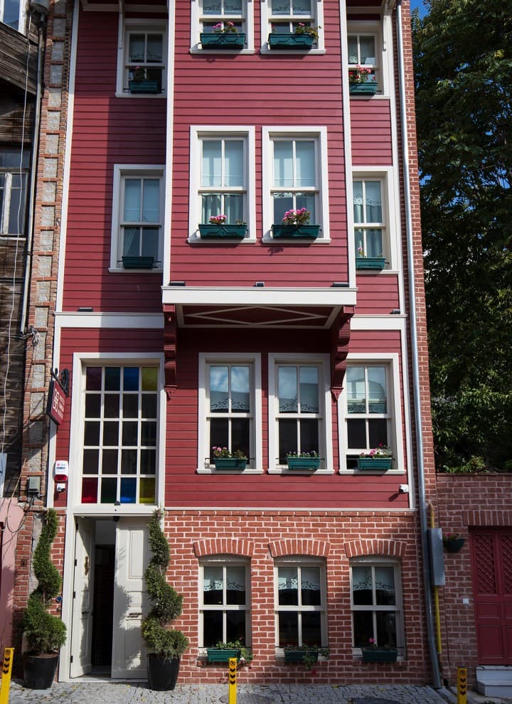 Przed i po: budynek po przebudowie w 2022 r. (© Haydar Erçin) Przed i po: budynek po przebudowie w 2022 r. (© Haydar Erçin)