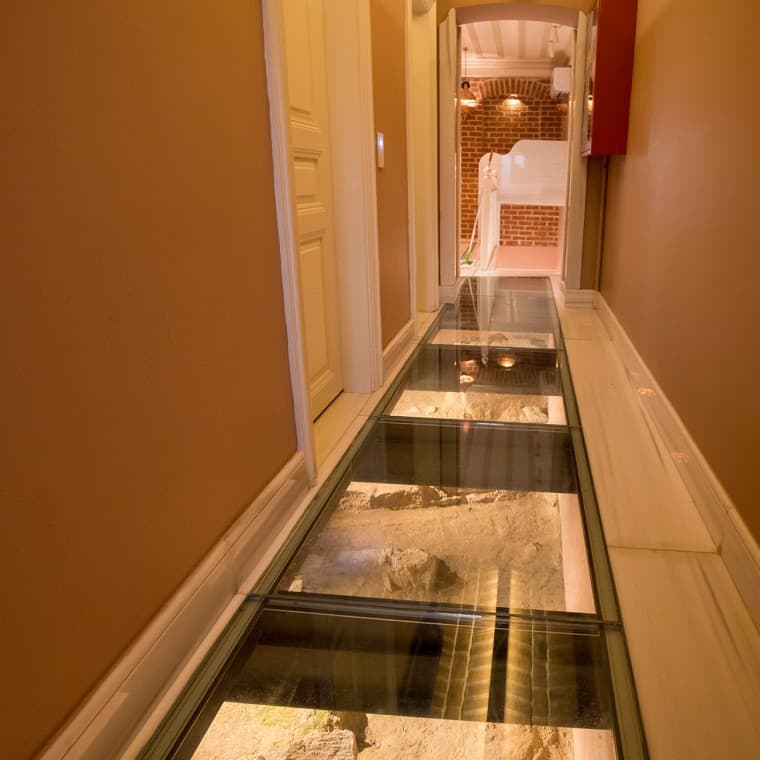 W korytarzach parteru pod przeszklonymi płytami podłogowymi widoczne są pozostałości dawnego muru ogrodowego pałacu (© Hande Erçin) W korytarzach parteru pod przeszklonymi płytami podłogowymi widoczne są pozostałości dawnego muru ogrodowego pałacu (© Hande Erçin)