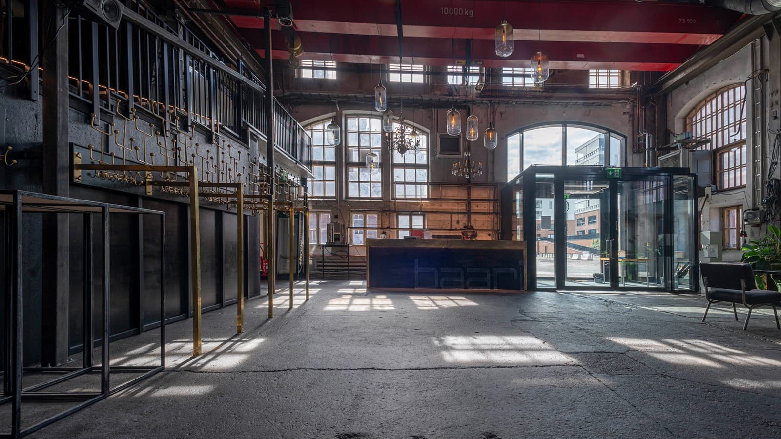 Oferta w Konepaja jest niezwykle różnorodna. Bary, kluby, wydarzenia sportowe i kulturalne znajdą tu wystarczająco dużo miejsca (© Kansallis Teatteri) Oferta w Konepaja jest niezwykle różnorodna. Bary, kluby, wydarzenia sportowe i kulturalne znajdą tu wystarczająco dużo miejsca (© Kansallis Teatteri)