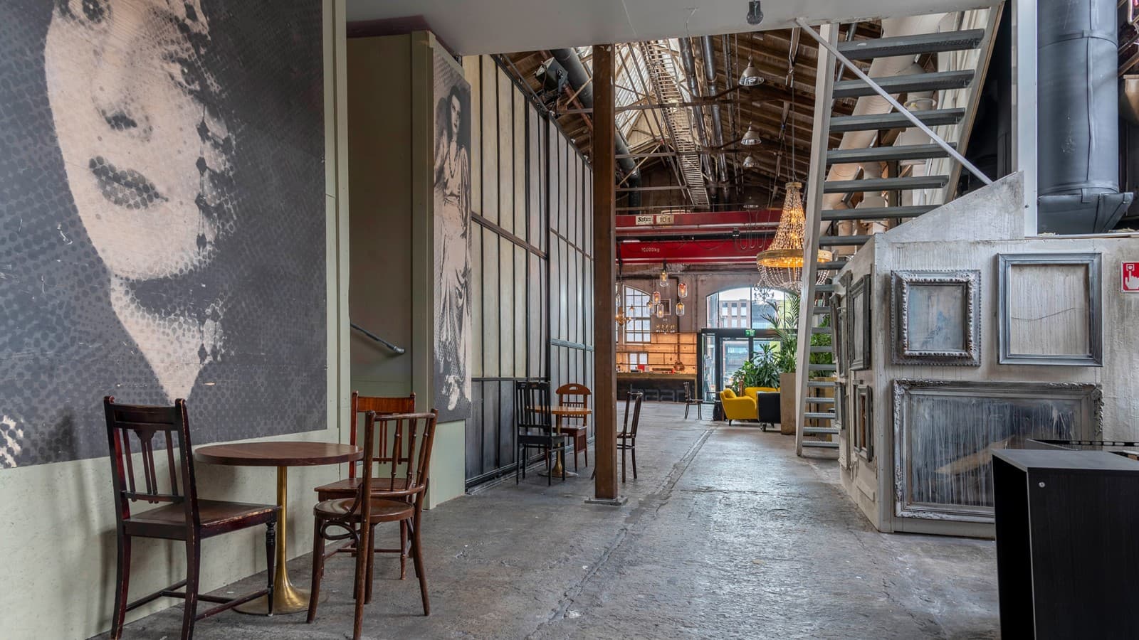 Fabryka stała się tu salonem (© Kansallisteatteri) Fabryka stała się tu salonem (© Kansallisteatteri)