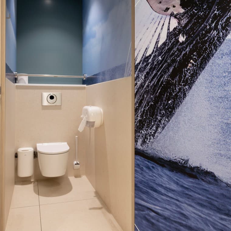 Wisząca miska WC Geberit ONE ze spłuczką TurboFlush i automatycznym uruchamianiem spłukiwania Wisząca miska WC Geberit ONE ze spłuczką TurboFlush i automatycznym uruchamianiem spłukiwania