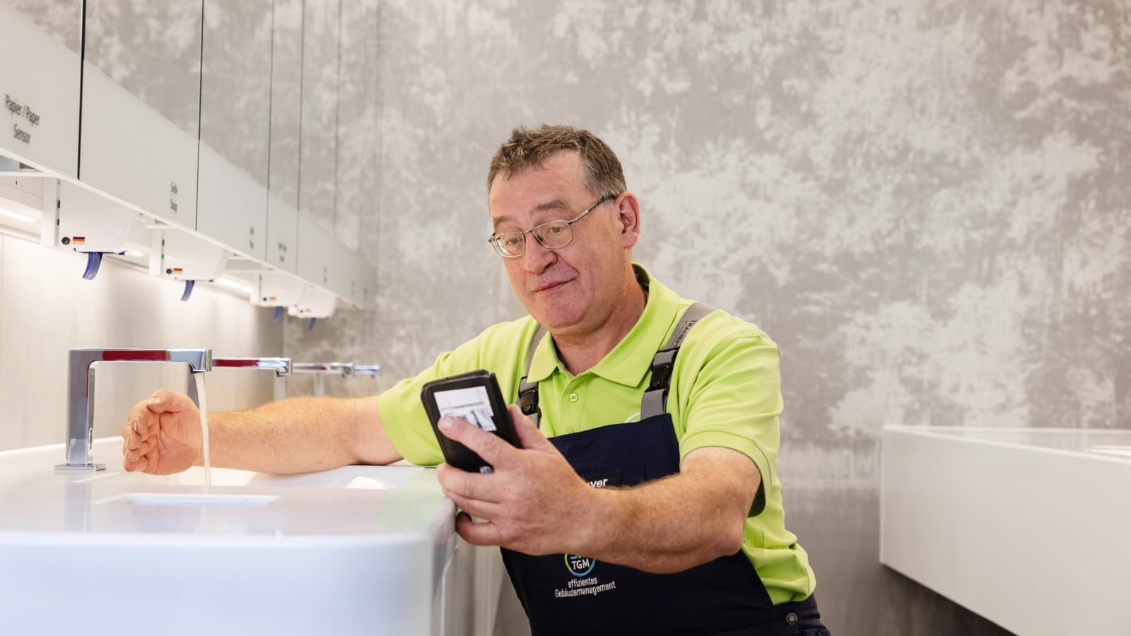 Bezpośrednia obsługa baterii umywalkowej poprzez połączenie Bluetooth Bezpośrednia obsługa baterii umywalkowej poprzez połączenie Bluetooth