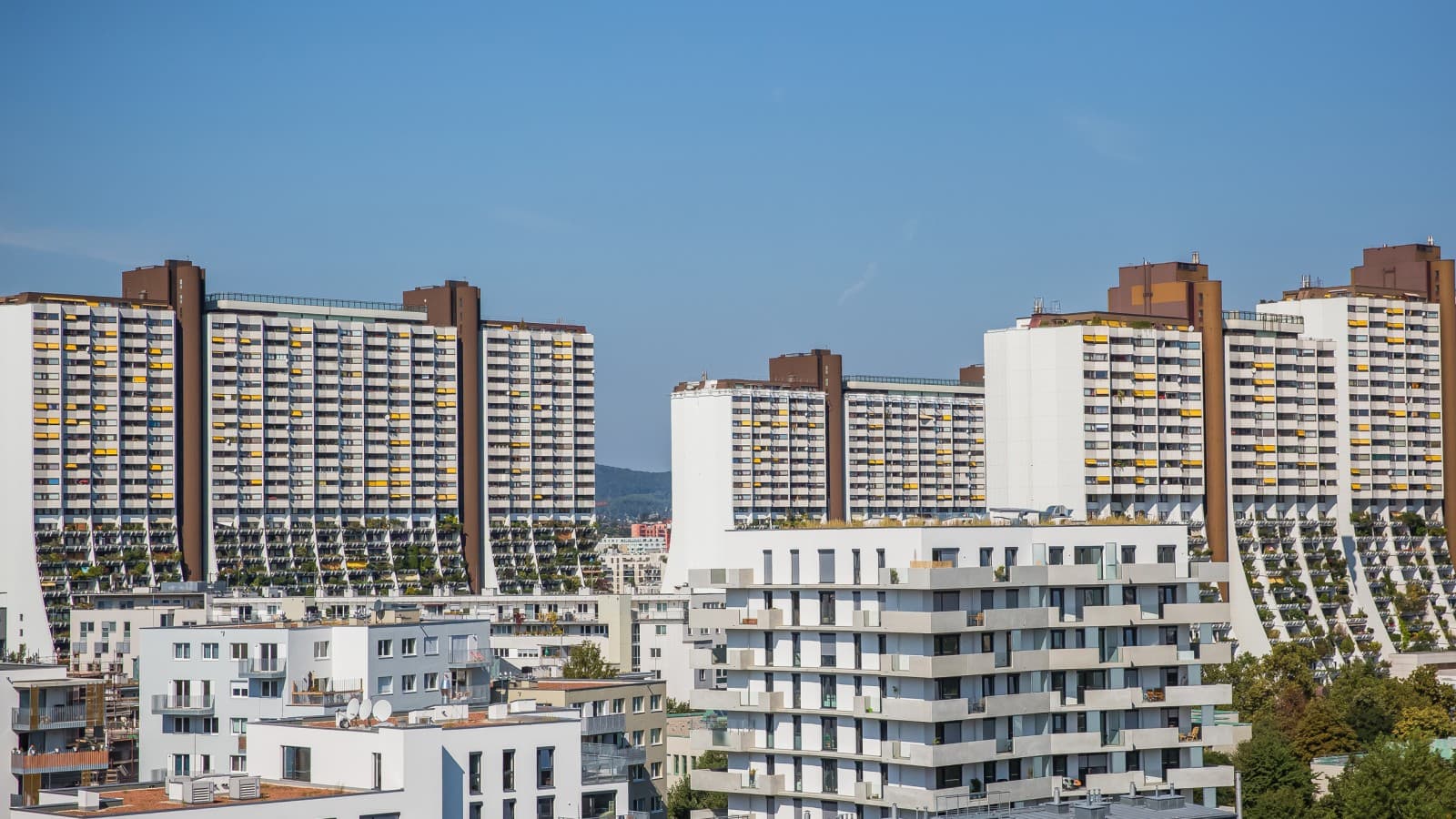 W kompleksie mieszkań socjalnych Alt-Erlaa znajduje się ponad 3200 mieszkań. (© Agata Kadar – stock.adobe.com) W kompleksie mieszkań socjalnych Alt-Erlaa znajduje się ponad 3200 mieszkań. (© Agata Kadar – stock.adobe.com)