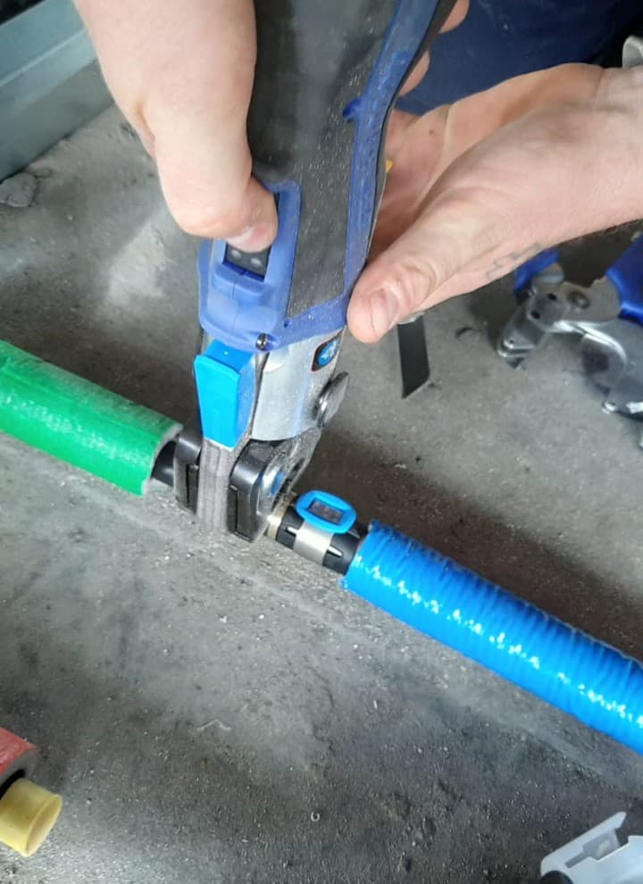 Nowy system zaciskowy Geberit FlowFit w użyciu (© Geberit) Nowy system zaciskowy Geberit FlowFit w użyciu (© Geberit)