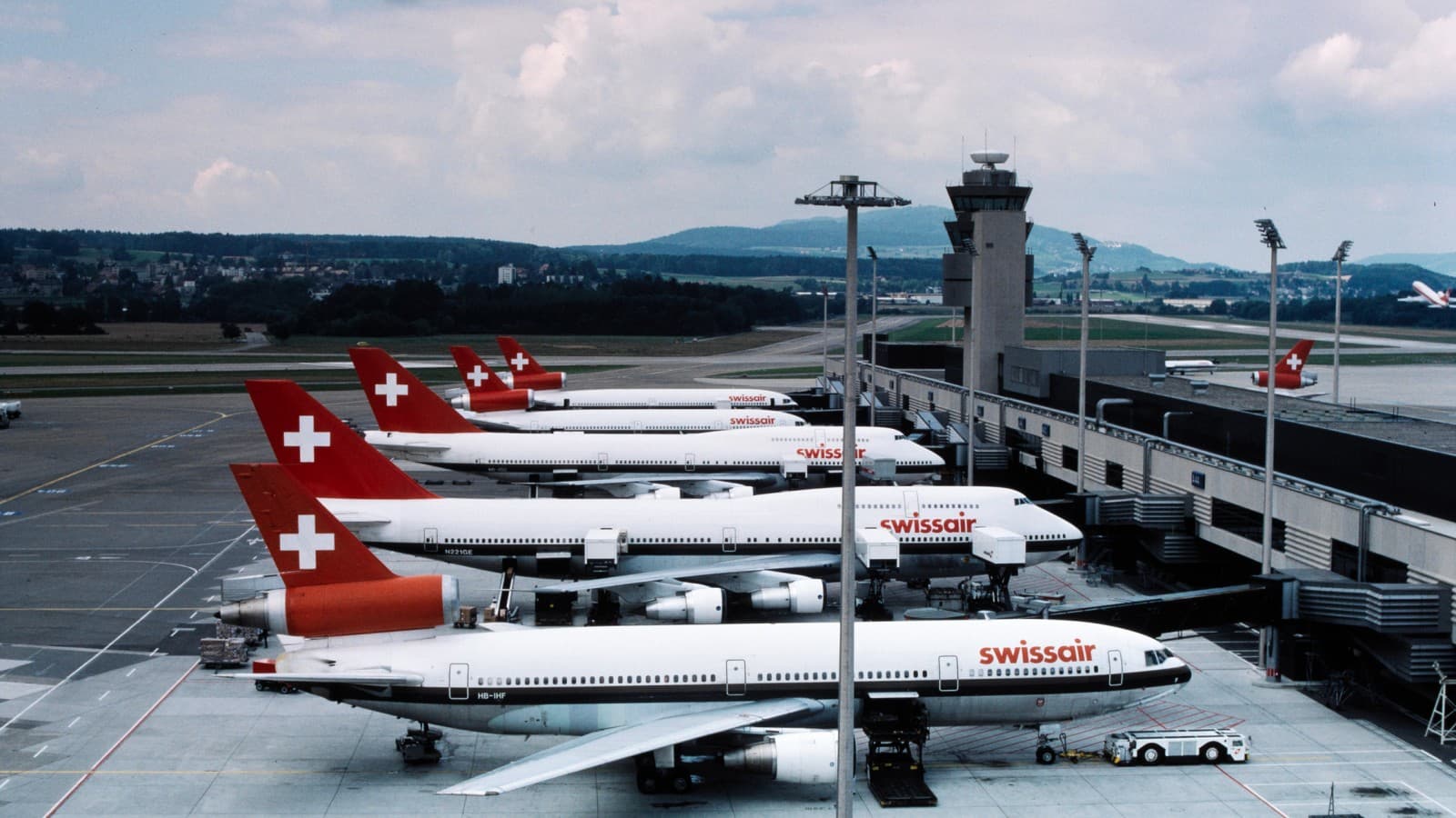 Samoloty dawnych linii Swissair stojące w doku terminalu A w Zurychu w latach 80. (© ETH-Bibliothek Zürich) Samoloty dawnych linii Swissair stojące w doku terminalu A w Zurychu w latach 80. (© ETH-Bibliothek Zürich)