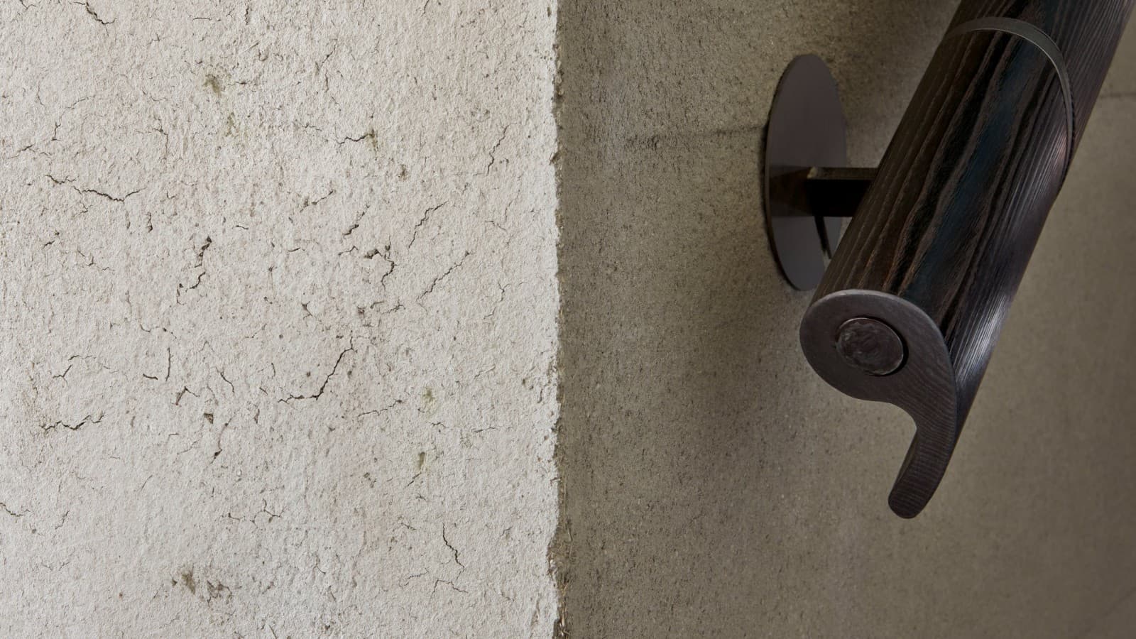 Powierzchnie takie jak palone drewno lub gliniane ściany wzmacniają wrażenia dotykowe. (© David Willen Studio) Powierzchnie takie jak palone drewno lub gliniane ściany wzmacniają wrażenia dotykowe. (© David Willen Studio)