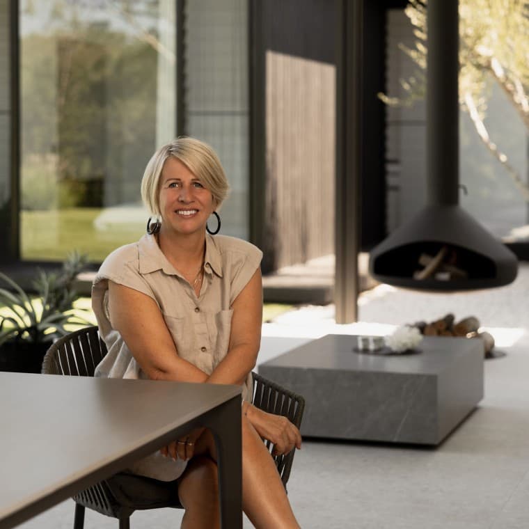 Kiedy pada deszcz (a naprawdę leje), kominek zapewnia przytulną atmosferę - a Geberit Pluvia zapewnia optymalne odwodnienie dachu (© Alyne Media) Kiedy pada deszcz (a naprawdę leje), kominek zapewnia przytulną atmosferę - a Geberit Pluvia zapewnia optymalne odwodnienie dachu (© Alyne Media)