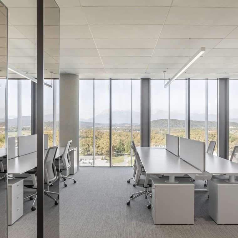 Powierzchnie biurowe rozmieszczone na dziewięciu piętrach oferują elastyczność aranżacji – moduły można dowolnie łączyć lub rozbudowywać, dostosowując je do indywidualnych potrzeb najemców (© Ana Skobe) Powierzchnie biurowe rozmieszczone na dziewięciu piętrach oferują elastyczność aranżacji – moduły można dowolnie łączyć lub rozbudowywać, dostosowując je do indywidualnych potrzeb najemców (© Ana Skobe)