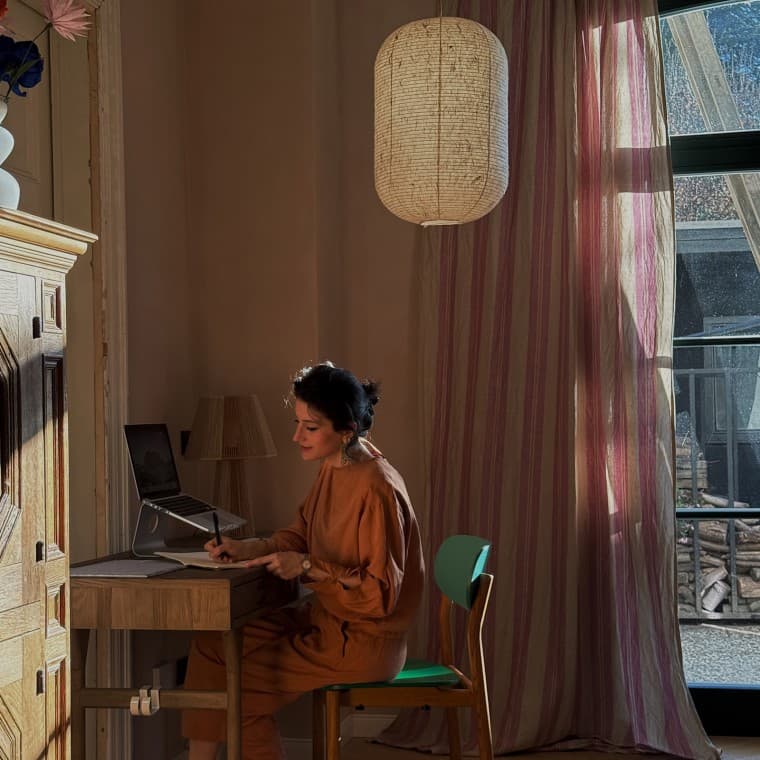 Büşra Qadir nazywa swój styl wnętrzarski "Fusion living", łącząc kultury, style i kolory (© Büşra Qadir) Büşra Qadir nazywa swój styl wnętrzarski "Fusion living", łącząc kultury, style i kolory (© Büşra Qadir)