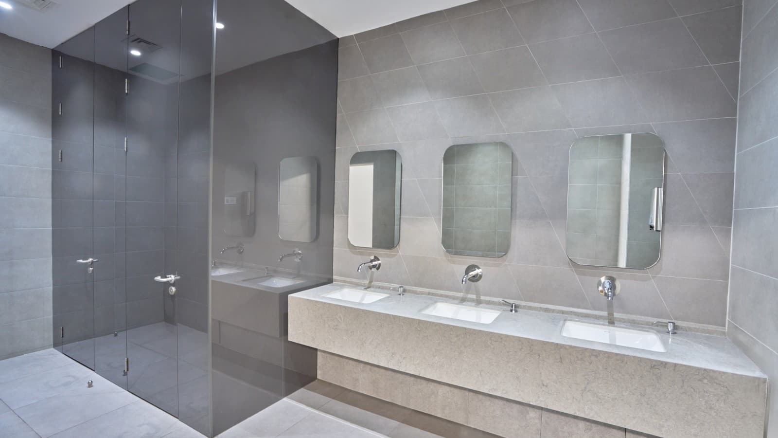 Prostota i elegancja: umywalka Geberit VariForm i bateria Piave. © Oğuzhan Kasar Prostota i elegancja: umywalka Geberit VariForm i bateria Piave. © Oğuzhan Kasar