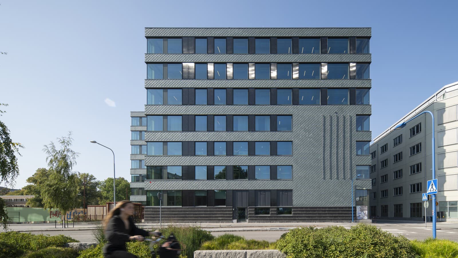 Fasada wykonana z łupków i zintegrowanych paneli słonecznych zapewnia efektywność energetyczną (© baraBild) Fasada wykonana z łupków i zintegrowanych paneli słonecznych zapewnia efektywność energetyczną (© baraBild)