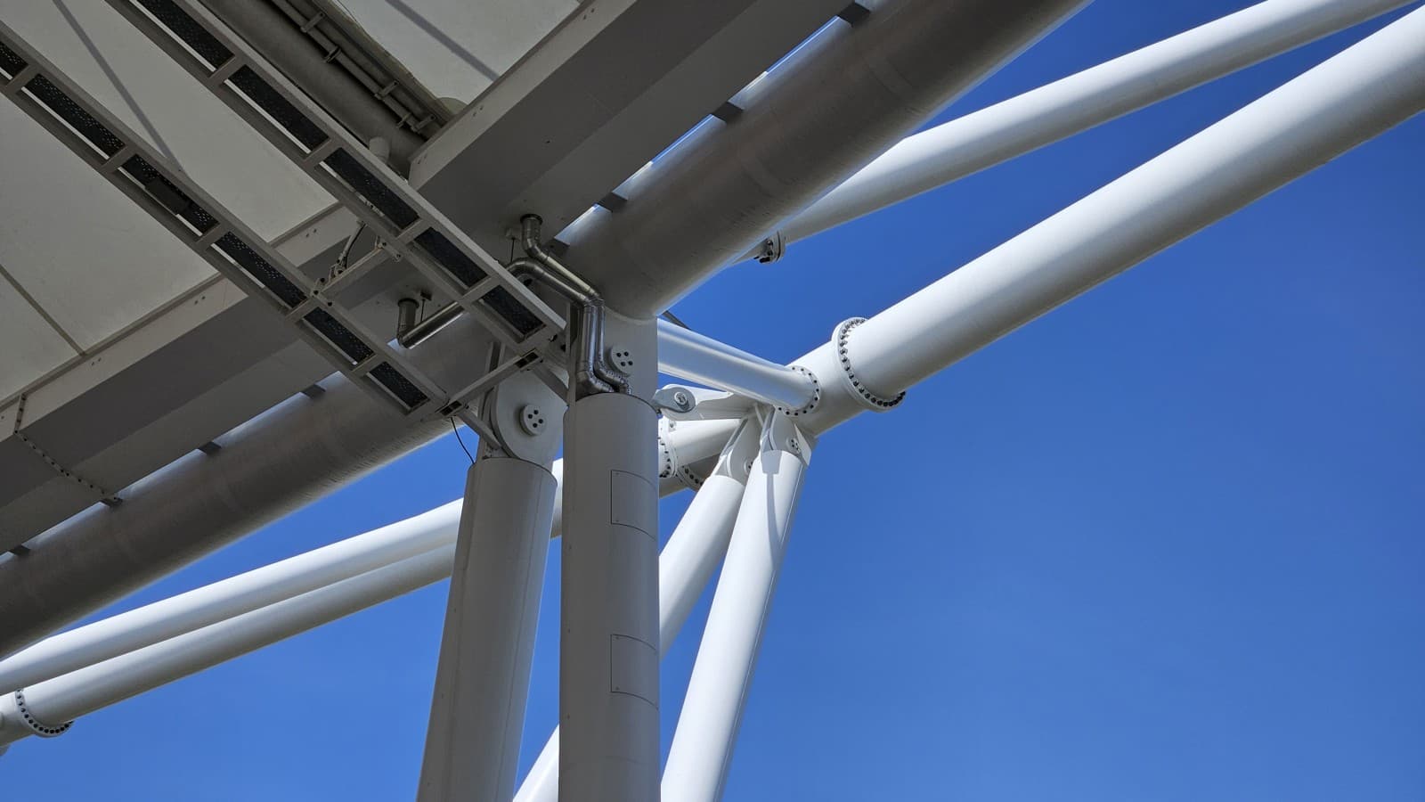 Ukryty w belkach: system odwadniania dachów Geberit Pluvia pozostaje niewidoczny (© Geberit) Ukryty w belkach: system odwadniania dachów Geberit Pluvia pozostaje niewidoczny (© Geberit)