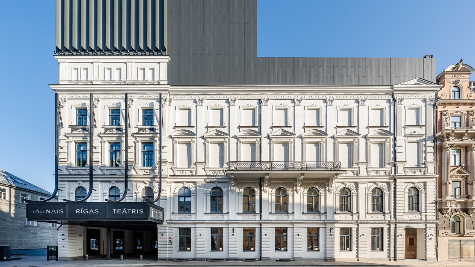 Od zrujnowanego starego budynku do architektonicznego klejnotu: Nowy Teatr w Rydze (© Jānis Salmanis) Od zrujnowanego starego budynku do architektonicznego klejnotu: Nowy Teatr w Rydze (© Jānis Salmanis)