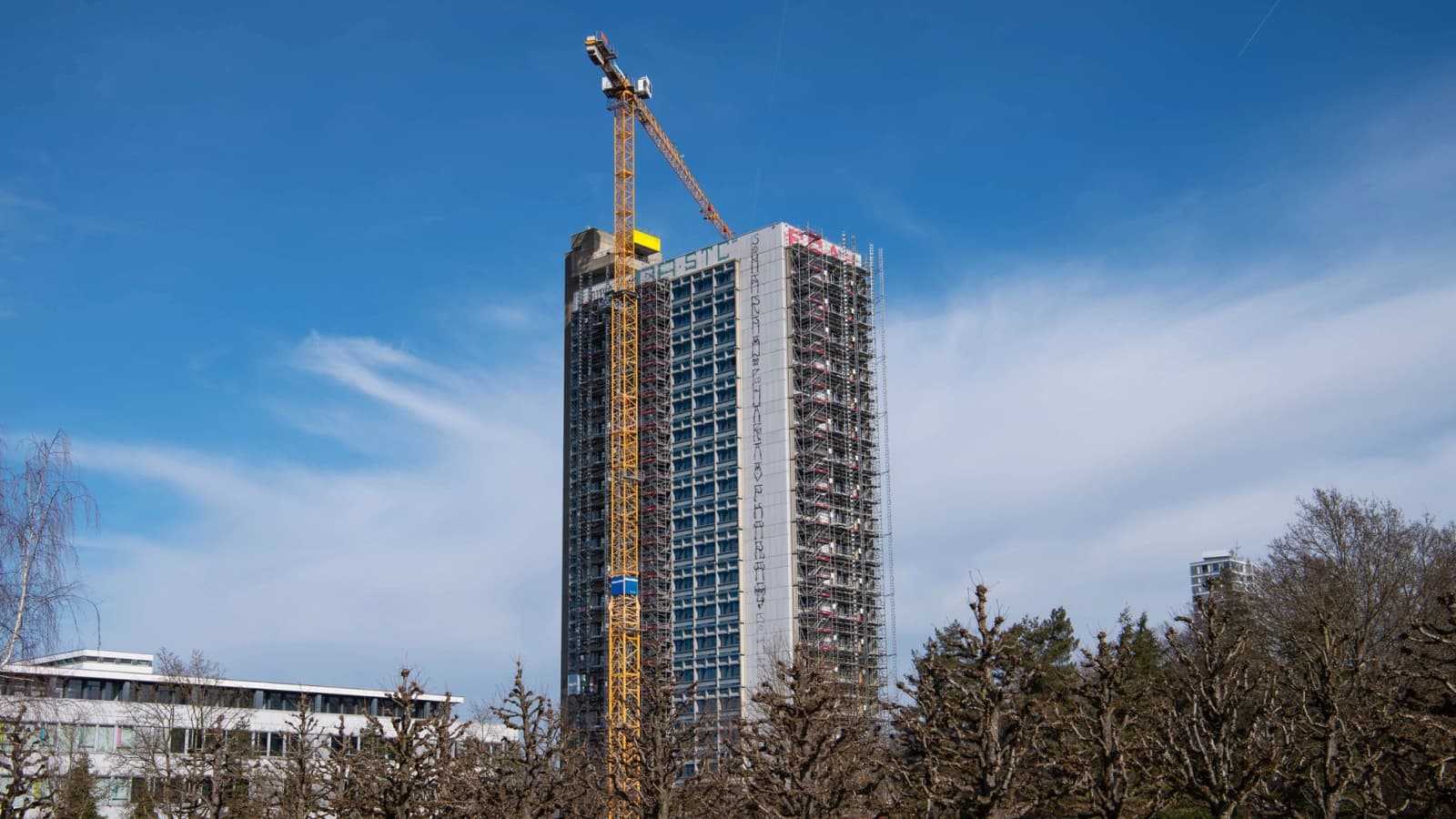 Budynek OMU 93 z początku lat 70., obecnie remontowany i adaptowany do nowych funkcji Budynek OMU 93 z początku lat 70., obecnie remontowany i adaptowany do nowych funkcji