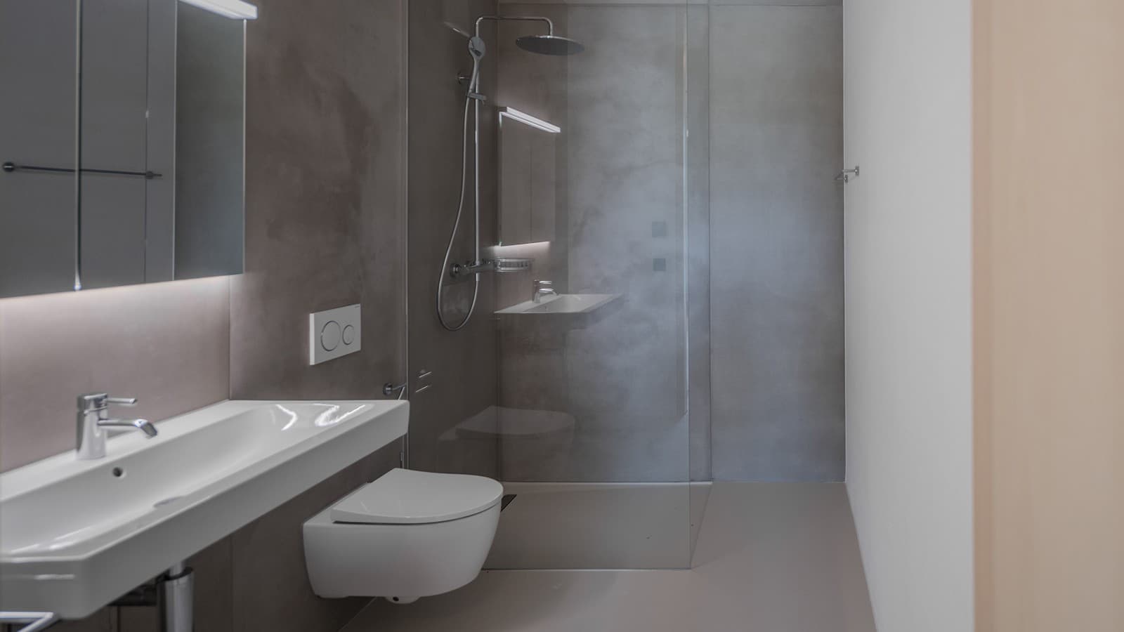 Łazienki wyposażone są w toalety i umywalki marki Geberit. (© Openly / Jens Ellensohn) Łazienki wyposażone są w toalety i umywalki marki Geberit. (© Openly / Jens Ellensohn)