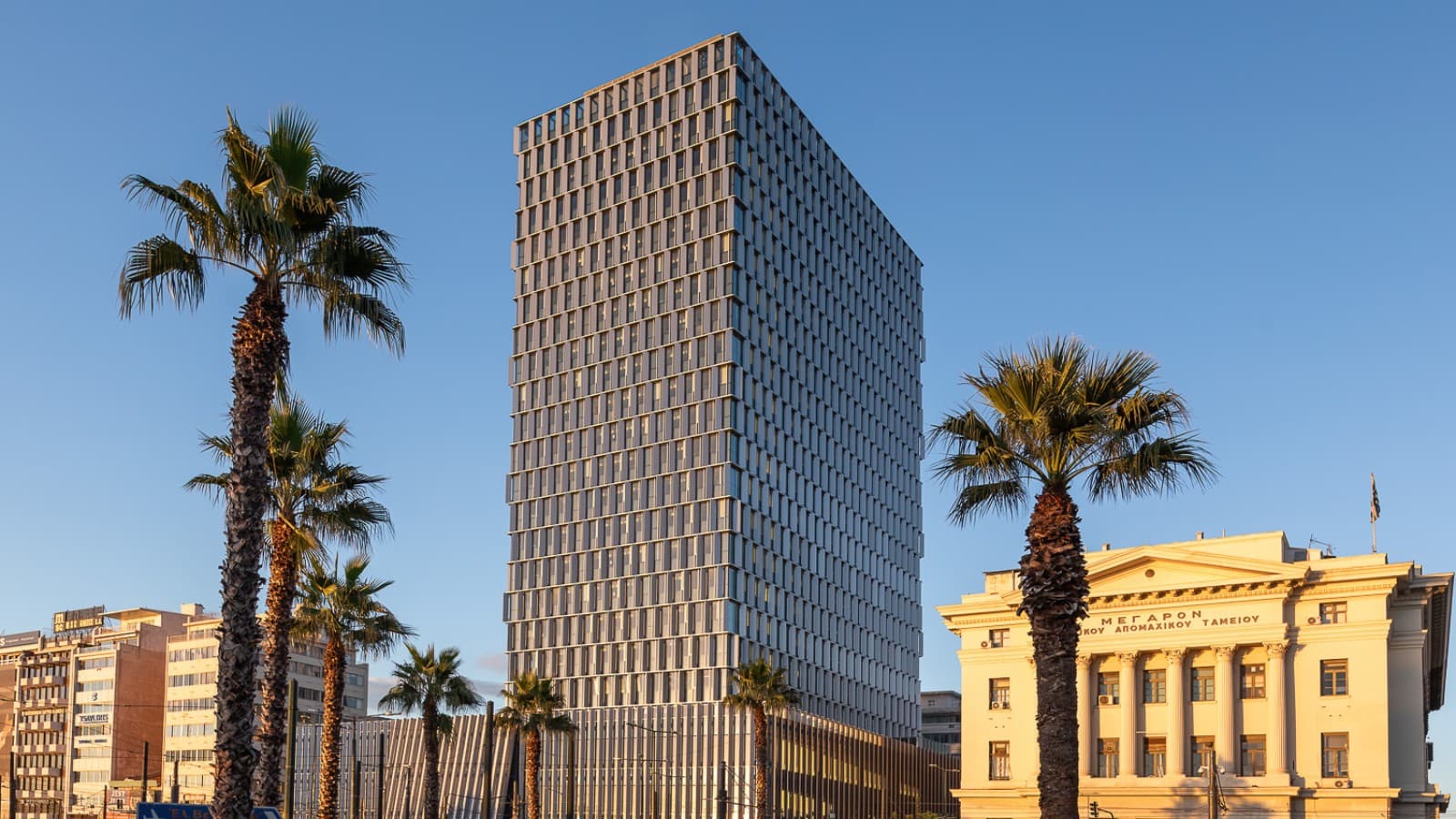 Piraeus Tower w Atenach (© George Fakaros) Piraeus Tower w Atenach (© George Fakaros)