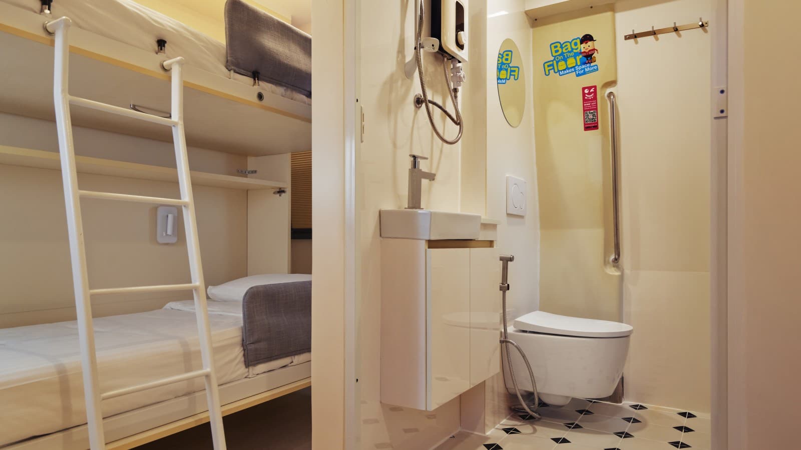 Pomysłowe: łóżka wykonane na zamówienie można łatwo złożyć, gdy nie są używane (© Watson Lau) Pomysłowe: łóżka wykonane na zamówienie można łatwo złożyć, gdy nie są używane (© Watson Lau)