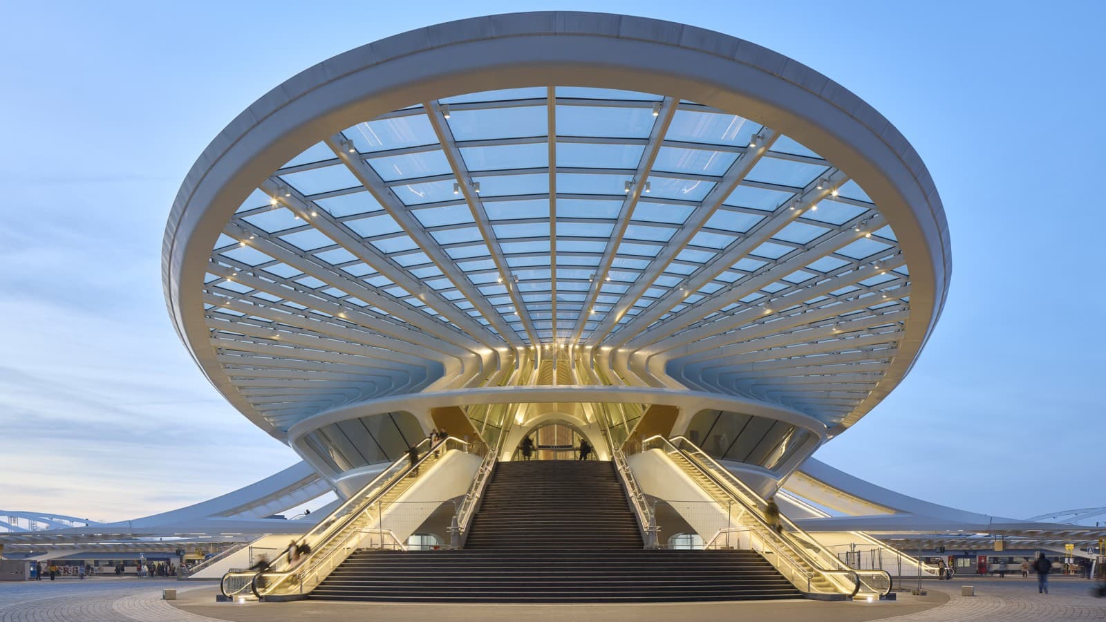 Dworzec kolejowy Gare de Mons stał się jednym z symboli belgijskiego miasta Mons (© Oliver Schuh, Palladium Photodesign) Dworzec kolejowy Gare de Mons stał się jednym z symboli belgijskiego miasta Mons (© Oliver Schuh, Palladium Photodesign)