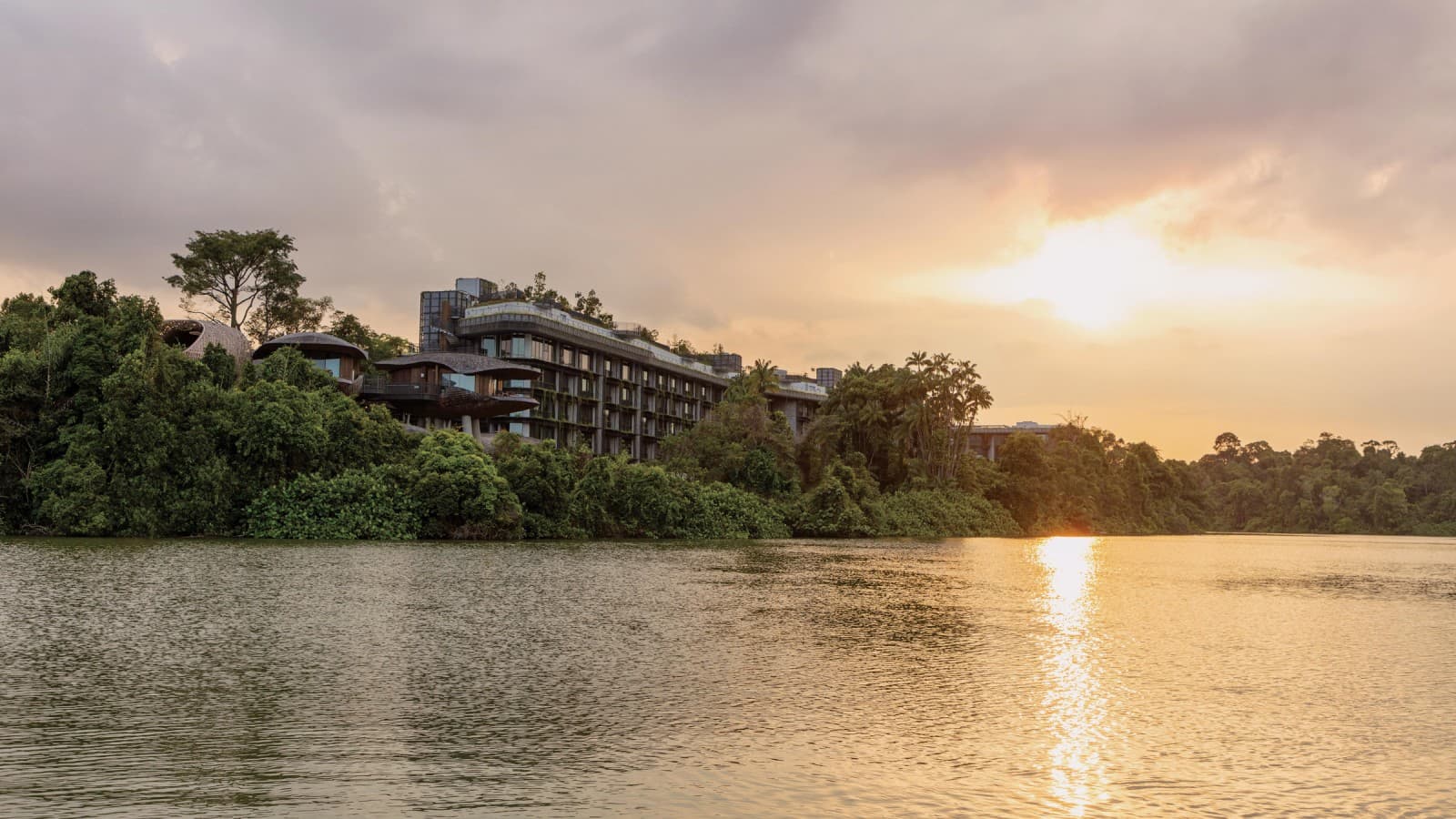 Resort obejmuje również pięciokondygnacyjny budynek główny (© Banyan Tree) Resort obejmuje również pięciokondygnacyjny budynek główny (© Banyan Tree)