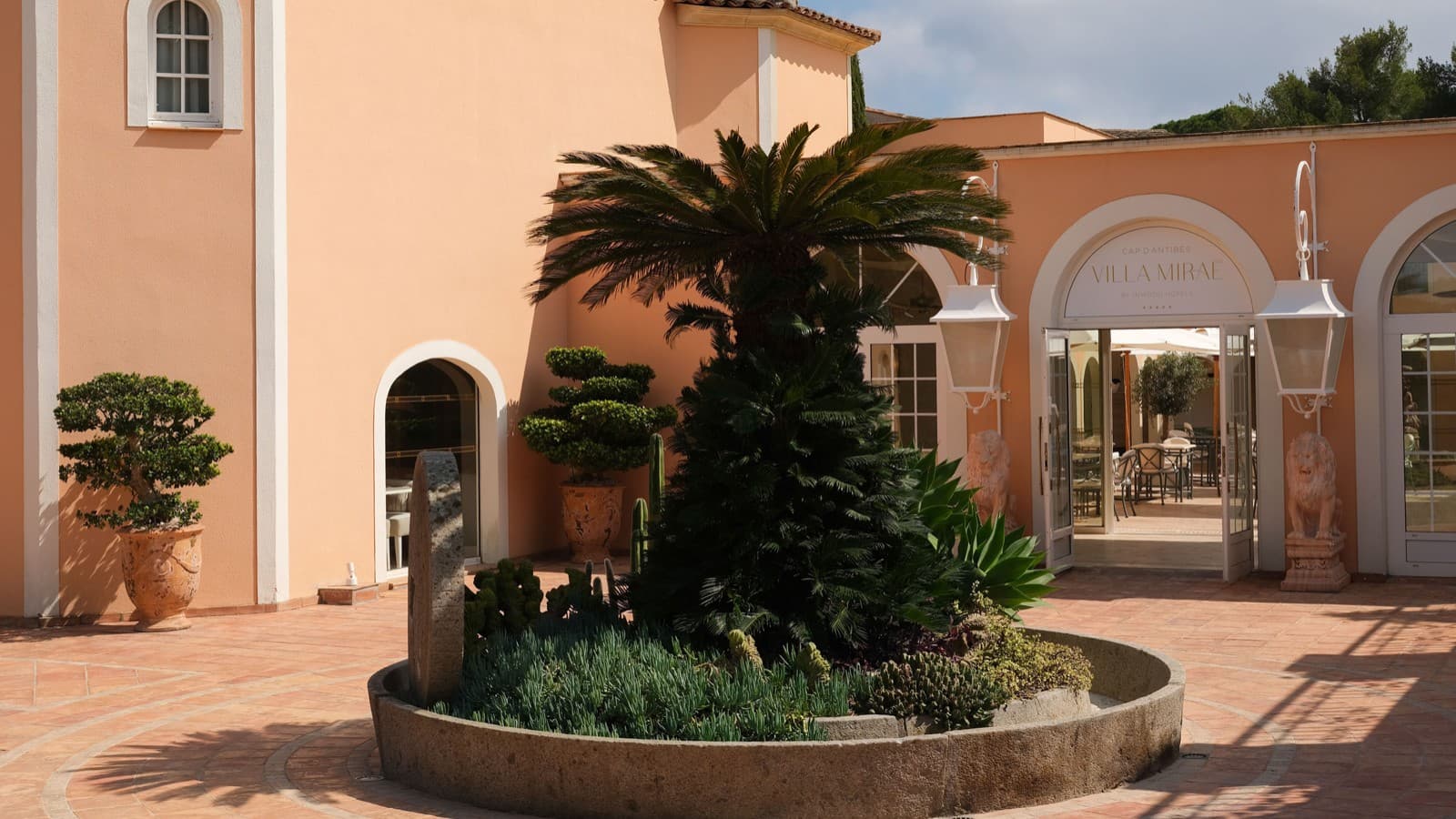 Hotel Villa Miraé w Antibes widziany z zewnątrz (© Marion Butet Studio) Hotel Villa Miraé w Antibes widziany z zewnątrz (© Marion Butet Studio)