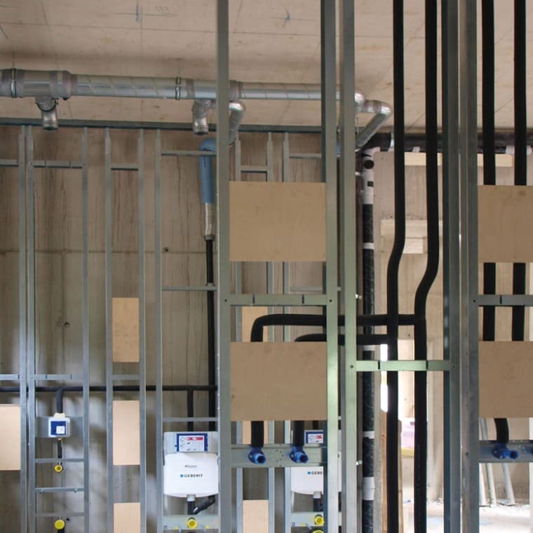 Potrzeba do tego niewiele rur spustowych, dzięki czemu instalacja jest stosunkowo smukła (© Geberit) Potrzeba do tego niewiele rur spustowych, dzięki czemu instalacja jest stosunkowo smukła (© Geberit)