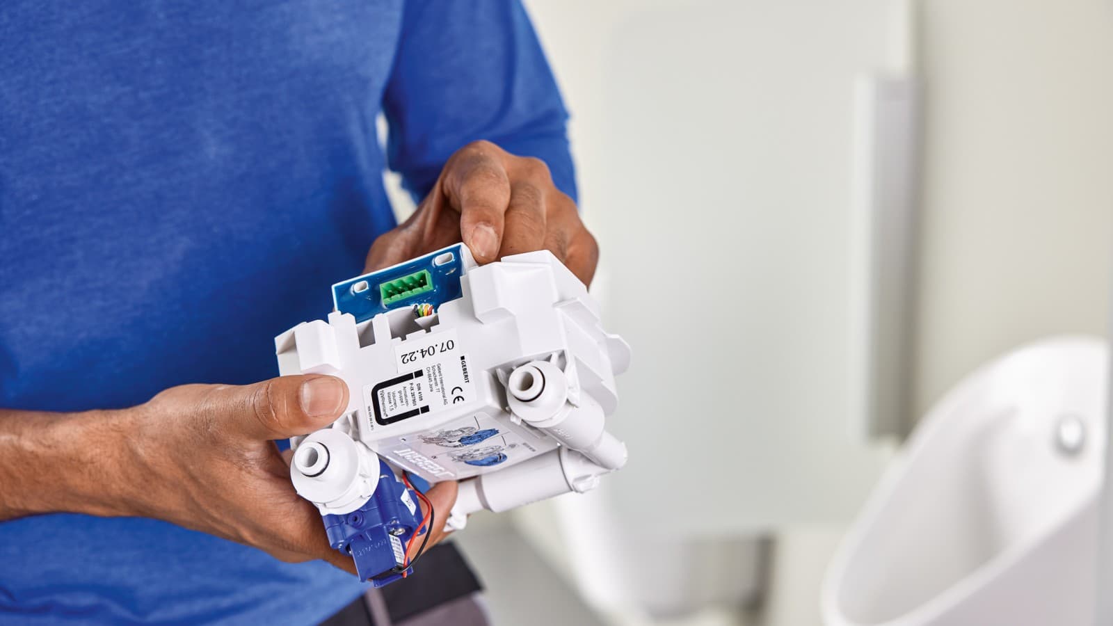 Instalacja konwertera Geberit Bus w zintegrowanym sterowniku spłukiwania pisuaru Instalacja konwertera Geberit Bus w zintegrowanym sterowniku spłukiwania pisuaru