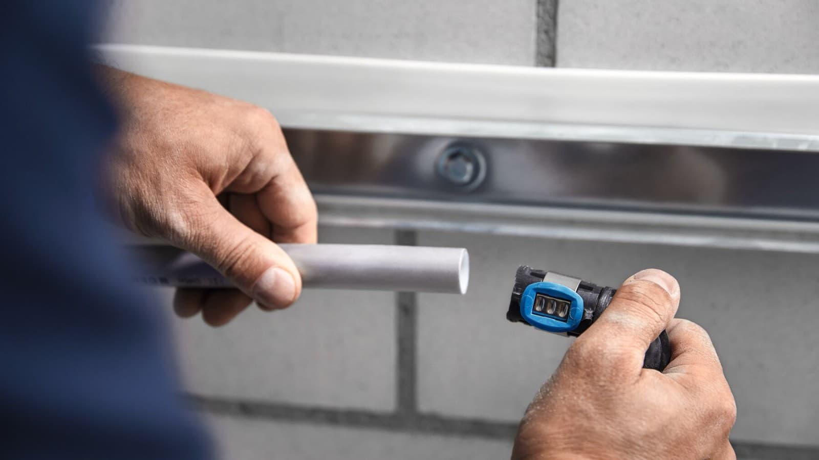 Kształtka Geberit FlowFit może być instalowana bezpośrednio po przycięciu na odpowiednią długość Kształtka Geberit FlowFit może być instalowana bezpośrednio po przycięciu na odpowiednią długość