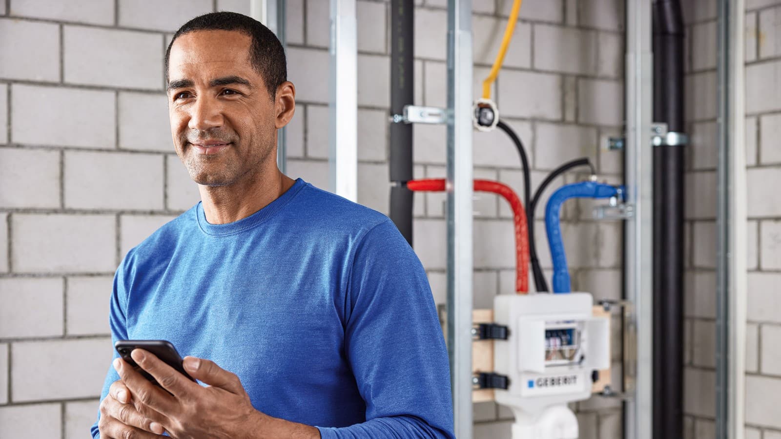 Jednostka spłukiwania higienicznego Geberit została zainstalowana i ustawiona za pomocą aplikacji Geberit Control(© Geberit) Jednostka spłukiwania higienicznego Geberit została zainstalowana i ustawiona za pomocą aplikacji Geberit Control(© Geberit)