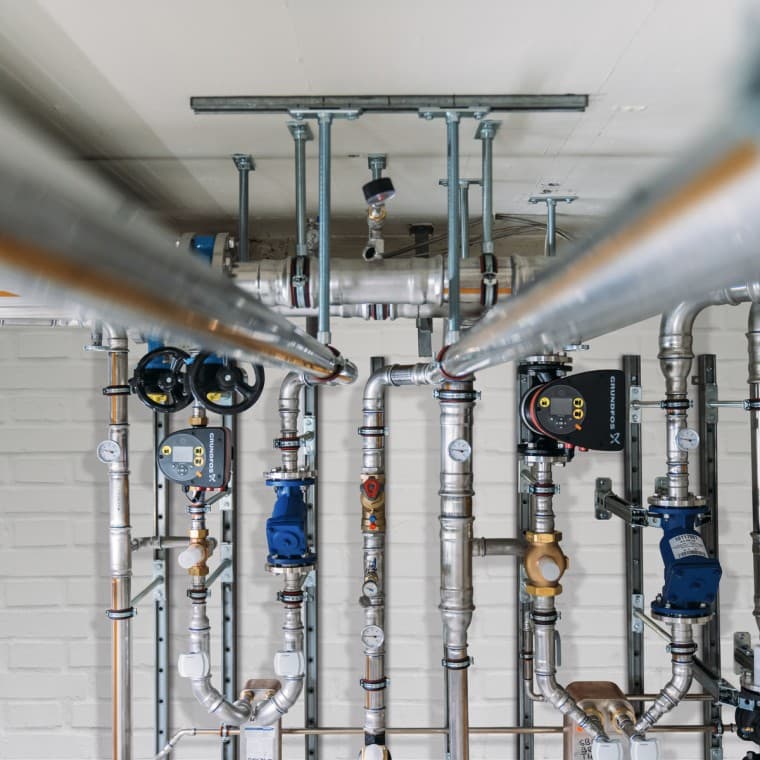 Geberit Mapress Therm zapewnia niezawodną ochronę przed korozją zewnętrzną w zamkniętych obiegach chłodniczych, w których istnieje ryzyko kondensacji. Geberit Mapress Therm zapewnia niezawodną ochronę przed korozją zewnętrzną w zamkniętych obiegach chłodniczych, w których istnieje ryzyko kondensacji.