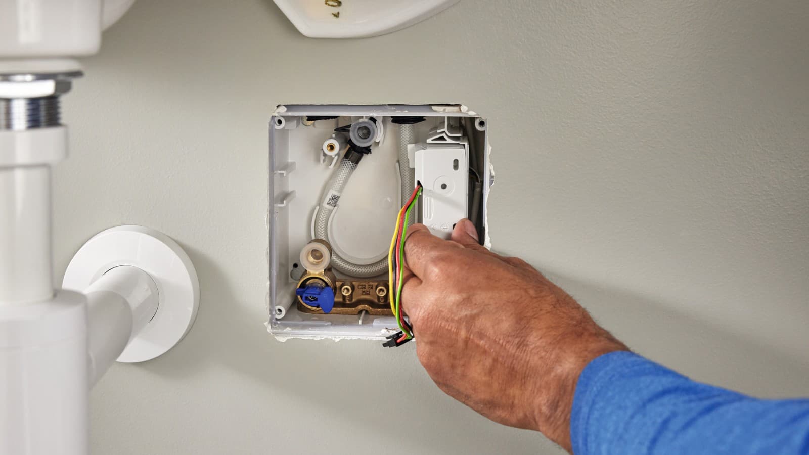 Umieszczenie konwertera GEBUS w skrzynce funkcyjnej baterii umywalkowej Umieszczenie konwertera GEBUS w skrzynce funkcyjnej baterii umywalkowej